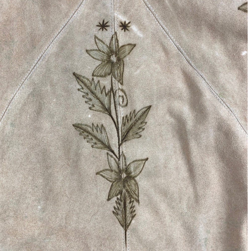 Vintage Mexican pyrography suede cape hand-burned floral motifs and fringe trim - Picture 10 of 11